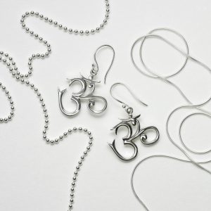 ॐ en en boucles d&rsquo;oreilles